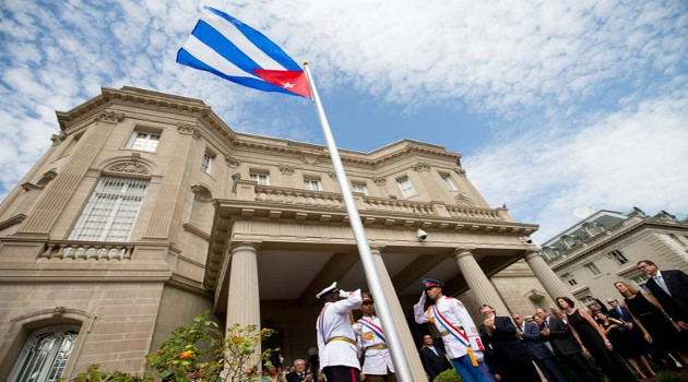 Ceremonia de izaje de la bandera durante la reapertura de la embajada de Cuba en Washington, el 20 de julio de 2015. /Foto:Tw @EmbaCubaUS