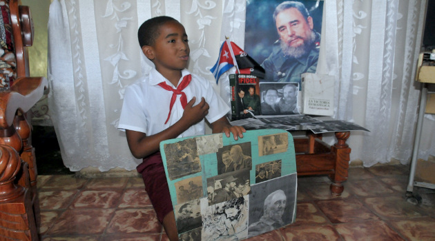 En su rincón sagrado, el niño cienfueguero atesora las fotos recolectadas del Comandante en Jefe y libros sobre el líder de la Revolución. /Foto: Juan Carlos Dorado