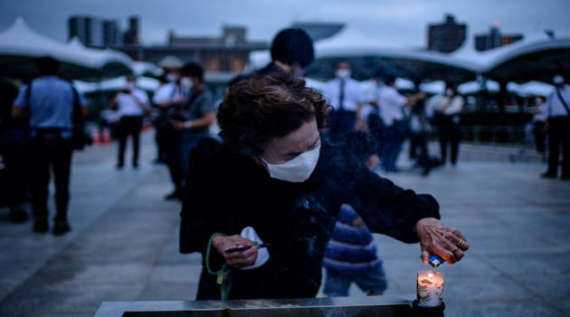 Una visitante del Memorial de la Paz de Hiroshima quema incienso para honrar a las víctimas de la bomba atómica, el 6 de agosto de 2020. /Foto: Philip Fong (AFP)