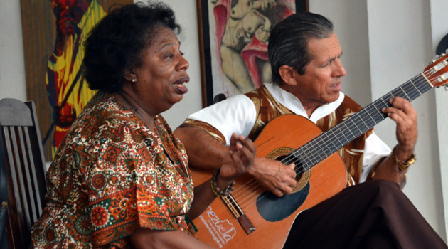 Dúo Así Son, referentes de la música tradicional cubana en Cienfuegos. /Foto: Modesto Gutiérrez (ACN)