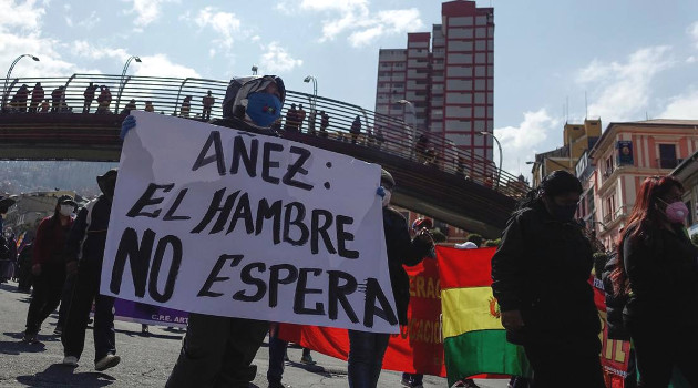 Manifestantes contra el Gobierno de la presidenta 'de facto' de Bolivia, Jeanine Áñez, en La Paz, el 14 de julio de 2020. /Foto: David Mercado (Reuters)