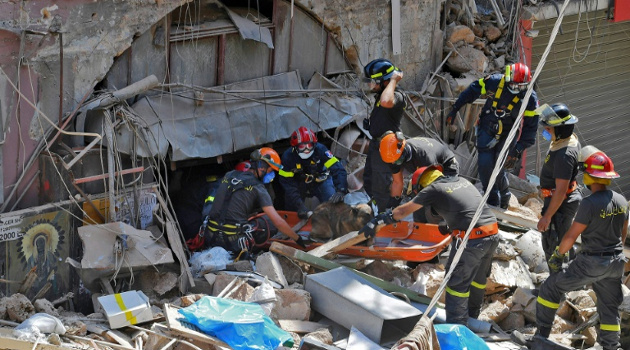 Equipos de rescate prosiguen la búsqueda de supervivientes en Beirut tras la explosión en el puerto de la capital libanesa, el 6 de agosto de 2020. /Foto: AFP