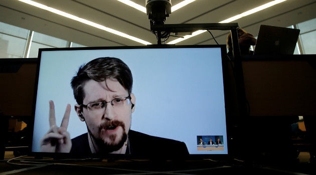 Edward Snowden participa por videoconferencia en una mesa redonda en el Consejo de Europa, en Estrasburgo (Francia), 2019. /Foto: Vincent Kessler (Reuters)