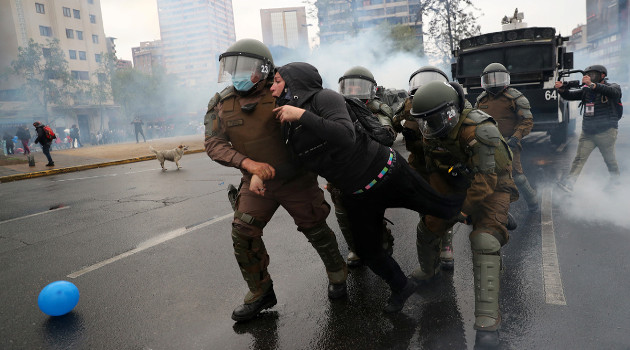 Carabineros detienen a una manifestante durante la protesta contra el gobierno de Chile este 25 de septiembre de 2020. /Foto: Iván Alvarado (Reuters)