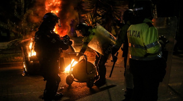 Protestas en Bogotá (Colombia) por la muerte de Javier Ordóñez, noche del 10 de septiembre de 2020. /Foto: Luisa González (Reuters)