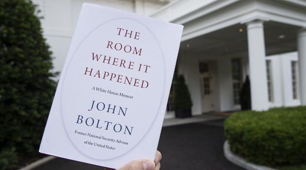 Un ejemplar del nuevo libro de John Bolton, fotografiado en la Casa Blanca, 18 de junio de 2020. /Foto: Alex Brandon (AP)