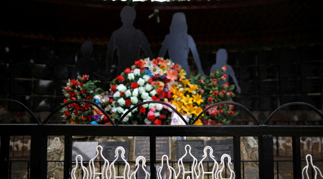 Monumento conmemorativo de la masacre de El Mozote en Meanguera, El Salvador. /Foto: Jose Cabezas (Reuters)