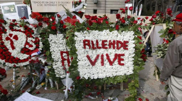 Ofrendas al pie del monumento a Allende. /Foto: Prensa Latina