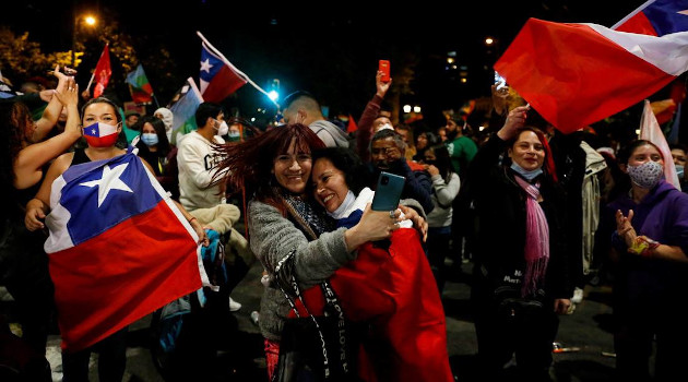 Simpatizantes del "Apruebo" en Valparaíso, Chile, el 25 de octubre de 2020. /Foto: Rodrigo Garrido / Reuters