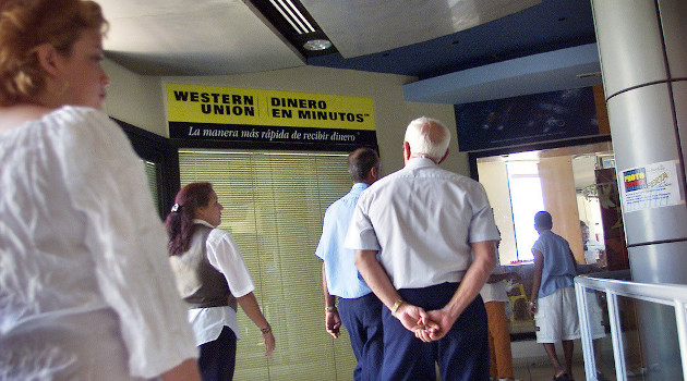 Fila en una sucursal de Western Union en La Habana (Cuba). /Foto: Cristobal Herrera / AP