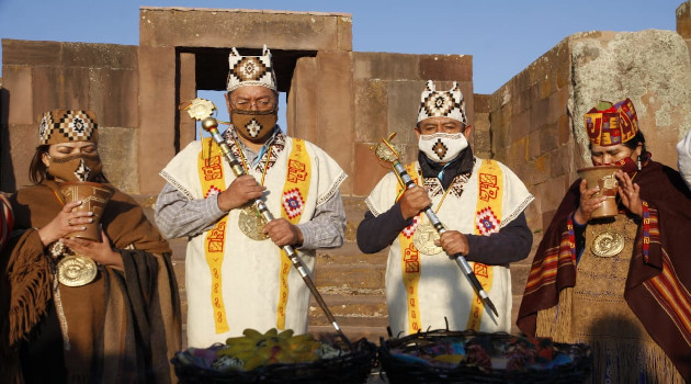 El presidente y vicepresidente electos, Luis Arce y David Choquehuanca, toman posesión de sus cargos en una ceremonia ancestral en las ruinas de Tiwanaku. /Foto: Twitter @LuchoXBolivia
