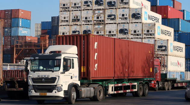 El recién firmado acuerdo de libre comercio entre 15 países de Asia y Oceanía impulsará aún más la presencia de Pekín en la región y en el comercio global. Puerto de Tianjin, China. /Foto: Yilei Sun / Reuters