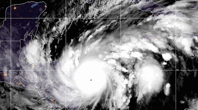 Así veía a las 11 de la noche al huracán Eta uno de los satélites meteorológicos poco antes de impactar en la costa Caribe de Nicaragua. /Imagen: noaa.gov