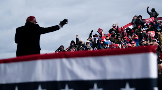 Donald Trump saluda a sus seguidores en Michigan, el 1 de noviembre de 2020. /Foto: Brendan Smialowski /AFP /