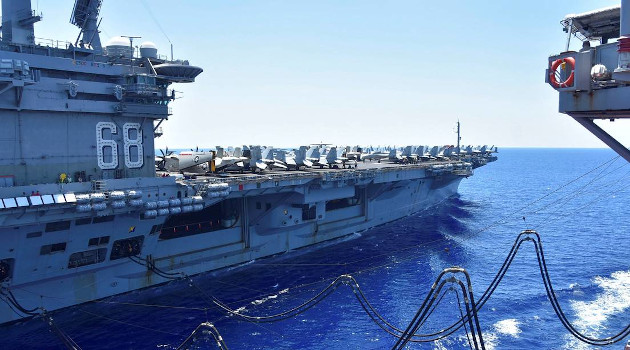 El portaviones USS Nimitz de la Armada de EE.UU. durante un reabastecimiento en el mar de China Meridional, el 7 de julio de 2020. /Foto: Armada de EE.UU./Christopher Bosch / Reuters