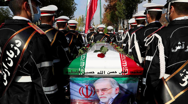 Miembros de las fuerzas iraníes llevan el féretro del científico nuclear Mohsen Fakhrizadeh durante el funeral en Teherán, Irán, el 30 de noviembre de 2020. /Foto: WANA NEWS AGENCY / Reuters
