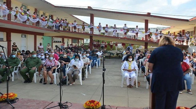 En acto provincial una representación de las autoridades políticas de Cienfuegos./Foto: Modesto Gutiérrez