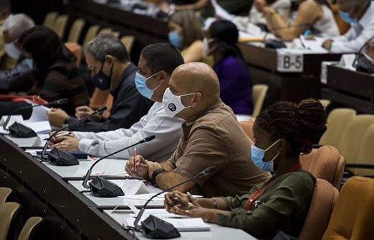 Los diputados reunidos de manera virtual, discuten y dan respuesta a las 41 intervenciones realizadas el pasado 20 de octubre. Foto: Irene Pérez/ Cubadebate.