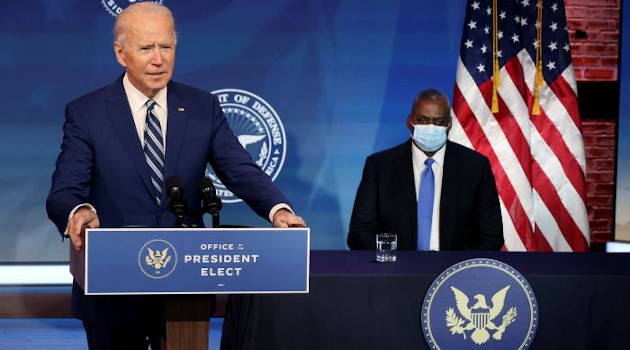 Biden en Wilmington, Delaware, durante la presentación del general retirado Lloyd Austin, su nominado para ocupar el cargo de secretario de Defensa. /Foto: AP
