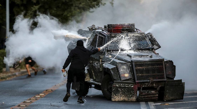 Manifestantes lanzan pintura a un tanque de Carabineros. Santiago de Chile, 4 de diciembre de 2020. /Foto: Ivan Alvarado / Reuters