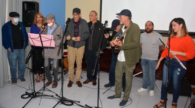 Trovadores cubanos cantan junto a Lázaro García, un músico de altura./Foto: Modesto Gutiérrez.