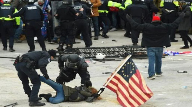 La policía detiene a un manifestante durante el asalto al Capitolio de EEUU en Washington el 6 de enero de 2021. /Foto: AFP_tickers