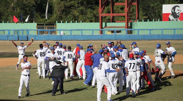 El equipo de Granma derrotó a Industriales en el quinto juego de la postemporada y se llevó el cupo a la semifinal de la pelota cubana, en partido disputado en el estadio José Antonio Huelga, en Sancti Spíritus, el 3 de febrero de 2021. /Foto: Oscar Alfonso Sosa (ACN)