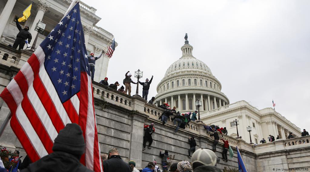 Turba de simpatizantes del entonces presidente Donald Trump, toma por asalto el Capitolio en Washington. /Foto: Reuters