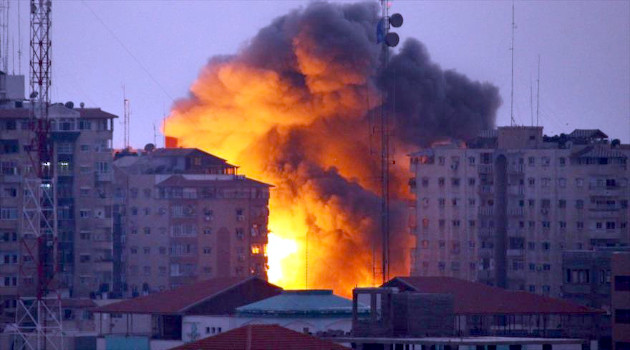 Una bola de fuego se eleva desde un edificio luego de un ataque aéreo israelí en la ciudad de Gaza. /Foto: HispanTV