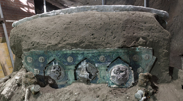 La carroza ceremonial fue hallada a unos 700 metros al norte de las murallas de la antigua Pompeya. /Foto: AFP