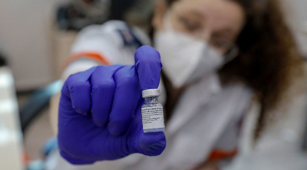 Un paramédico muestra un frasco de la vacuna contra el coronavirus de Pfizer-BioNTech. /Foto: Ahmed Jadallah / AFP