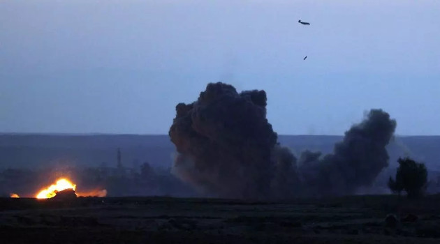Imagen de archivo. Un avión militar de Estados Unidos bombardea la ciudad de Baghouz, en el norte de Siria. /Foto: Delil Souleiman / AFP