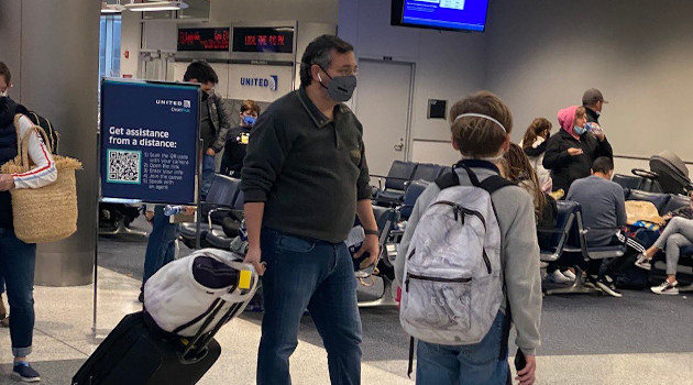 El senador Cruz y su familia esperan para tomar un vuelo a Cancún. /Foto: Twitter
