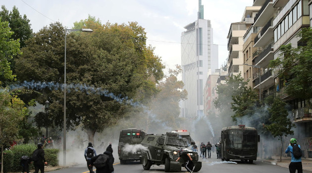 Manifestantes chocan con la policía antidisturbios durante una protesta contra el gobierno de Chile. /Foto: Iván Alvarado / Reuters