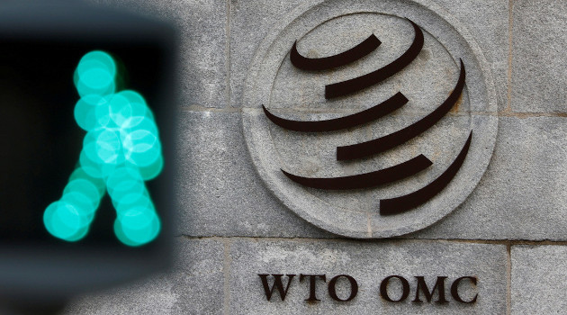 El logotipo de la Organización Mundial del Comercio (OMC) se muestra frente a su sede en Ginebra, Suiza, el 28 de octubre de 2020. /Foto: Denis Balibouse / Reuters