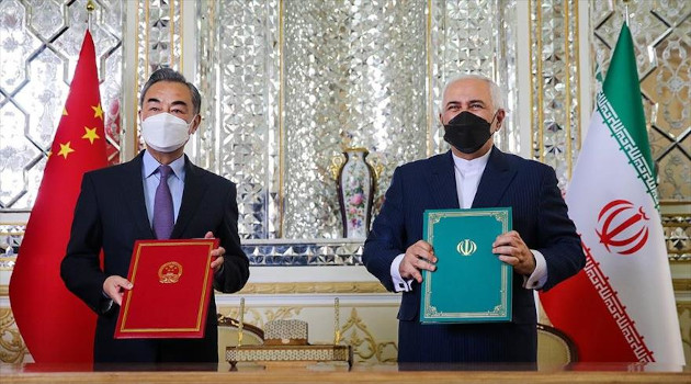 El canciller iraní, Mohamad Yavad Zarif (dcha.), y su homólogo chino, Wang Yi, firman el acuerdo de cooperación de 25 años en Teherán, capital persa, 27 de marzo de 2021. /Foto: Fars