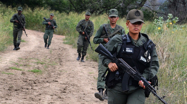 Efectivos de la Fuerza Armada Nacional Bolivariana realizan labores de patrullaje en el estado de Táchira, Venezuela. /Foto: George Castellanos / AFP