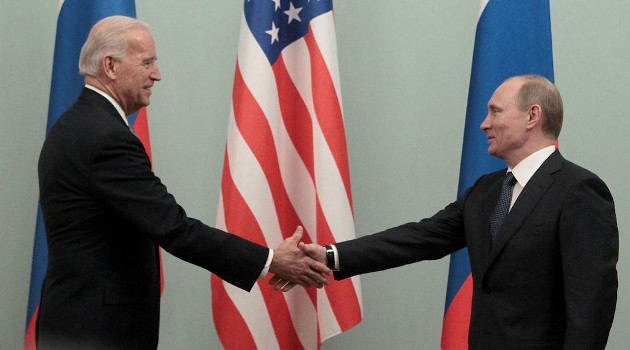 Joe Biden y Vladímir Putin, Moscú, 10 de marzo de 2011. /Foto: Alexander Natruskin / Reuters