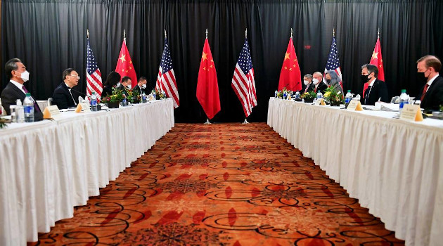 Delegaciones de China y de EE.UU. en la sesión de apertura de las conversaciones en Anchorage (Alaska, EE.UU.), el 18 de marzo de 2021. /Foto: Frederic J. Brown/Pool / Reuters