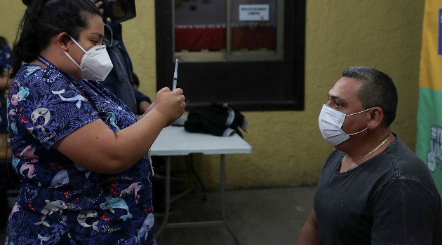 La propuesta de Piñera tiene como objetivo "cuidar la salud" de los ciudadanos chilenos en medio de la pandemia. Campaña de vacunación en Santiago, Chile, 22 de marzo de 2021. /Foto: Ivan Alvarado / Reuters