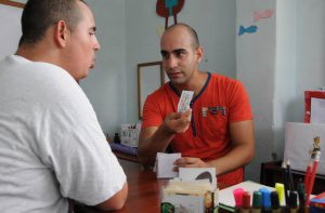 La creación e identificación de dibujos es un logro fonoarticulatorio de la logopedia en alumnos de la enseñanza especial. / Foto: Juan Carlos Dorado.