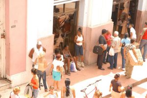 La cámara oculta tomó a estos revendedores acaparando detergente