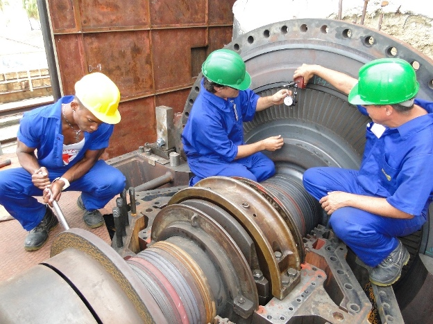 Los jóvenes son una fuerza imprescindible en la Termoeléctrica de Cienfuegos. Foto: Cedeño