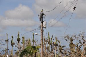 Contingente de lineros restablecen el servicio en más de 2 mil 500 viviendas baracoenses.