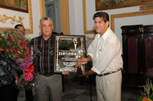Miguel Alfonso Santana, administrador del Club Cienfuegos recibe la distinción del Premio de la Calidad 2016. 