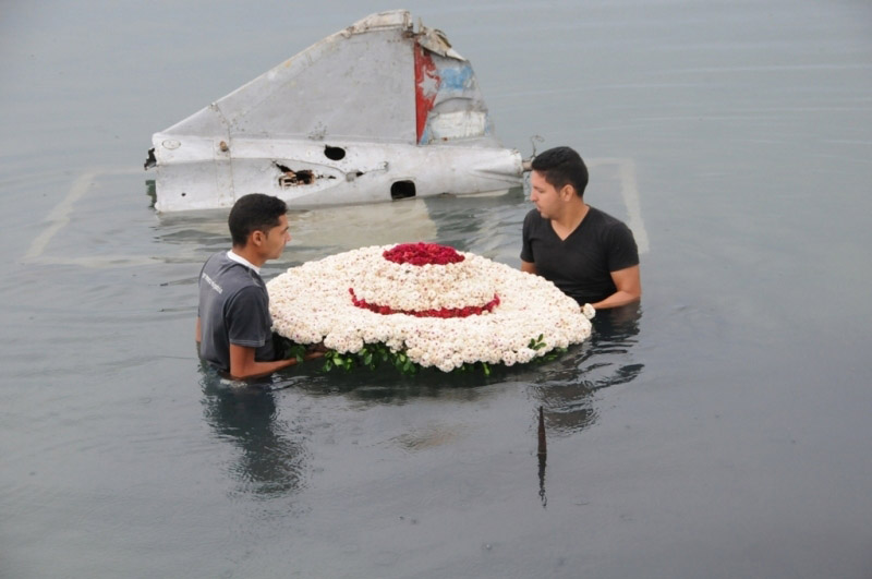 El Malecón de Cienfuegos recibe cada año las flores para Camilo . Foto: Juan Carlos Dorado