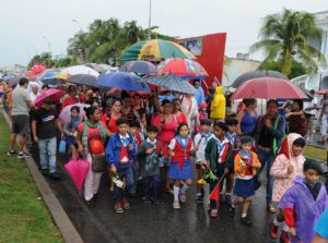 Con sombrillas para protegerse de la lluvia, los cienfuegueros rindieron tributo a Camilo. Foto: Juan Carlos Dorado