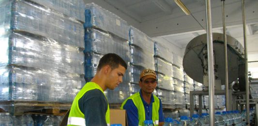 Cada hora son embotelladas 24 mil 500 unidades. /Foto: Julio Martínez Molina