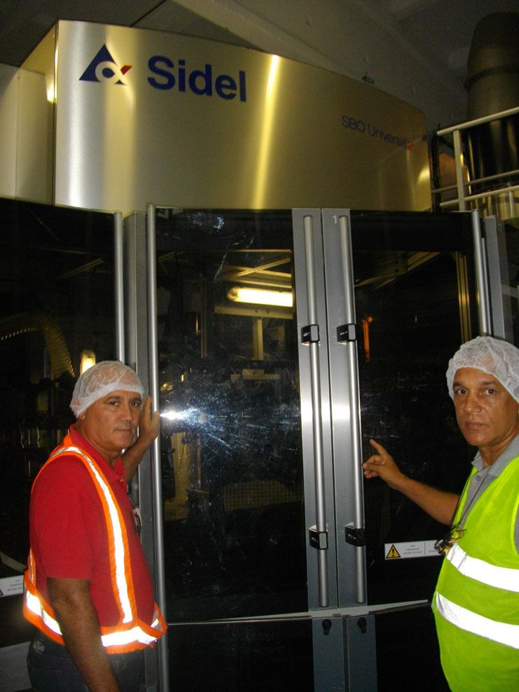 El director, Eduardo (izquierda), y Osmany, el tecnólogo, muestran la moderna sopladora en funcionamiento./ Foto: Julio Martínez Molina