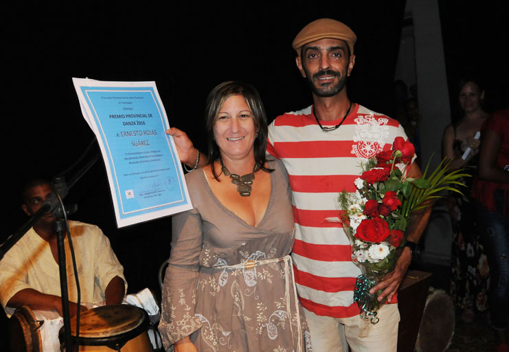 Ernesto Suárez Rojas, el reconocido, junto a Margarita Salas Albuerne, presidenta del Consejo Provincial de las Artes Escénicas./Foto: Juan Carlos Dorado